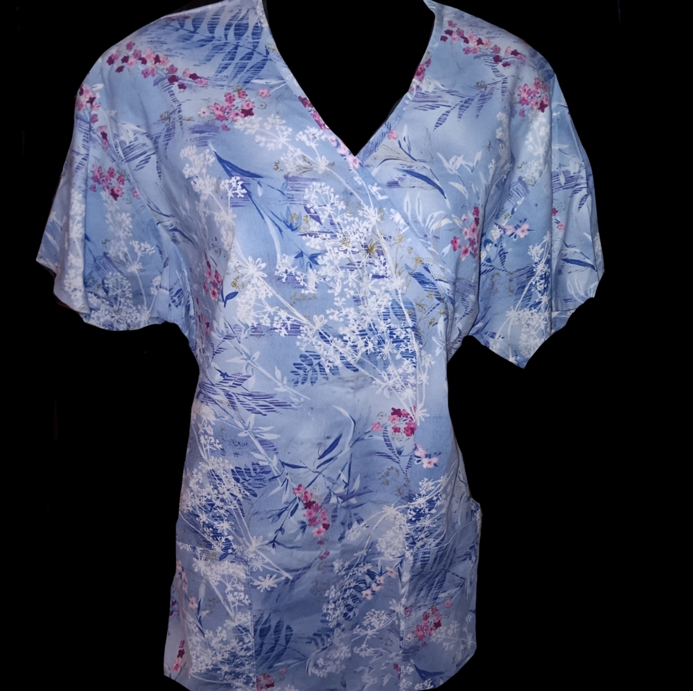 💵 Scrub Top by Peaches